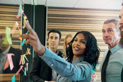 Woman explaining the plan to office team