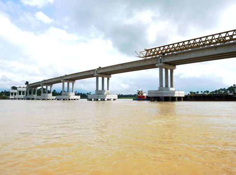 Beam placement at Bomadi Bridge Delta State